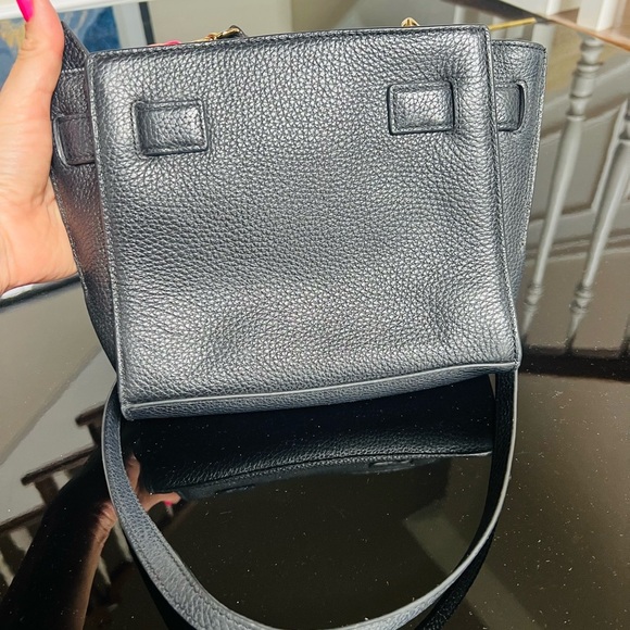 Michael Kors Black and Gold Crossbody Bag with Sleek Design - Picture 5 of 9